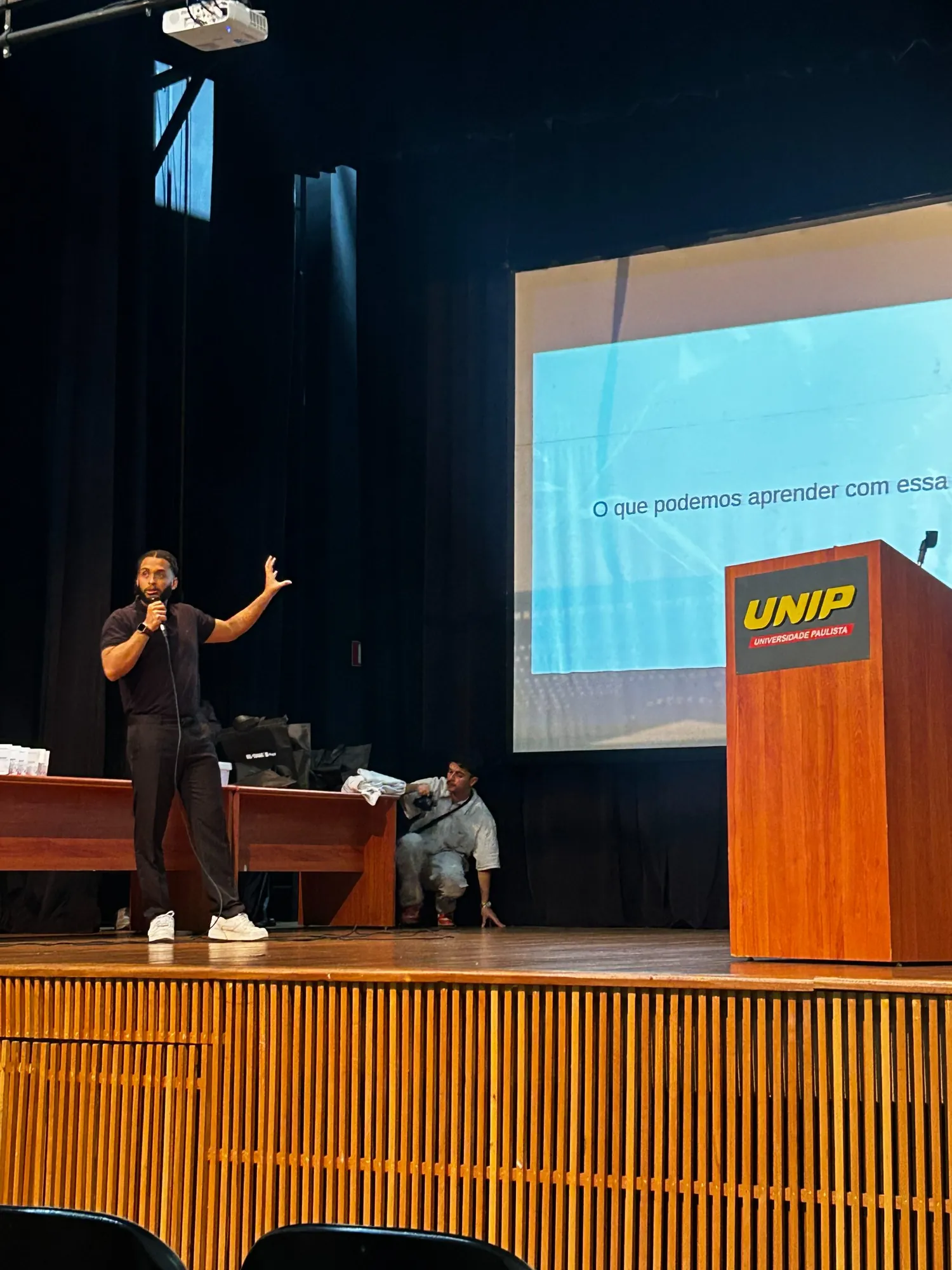 Ród Vicente palestrando na faculdade